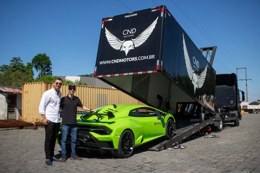 Lamborghini Huracán STO verde saindo do caminhão da CND Motors