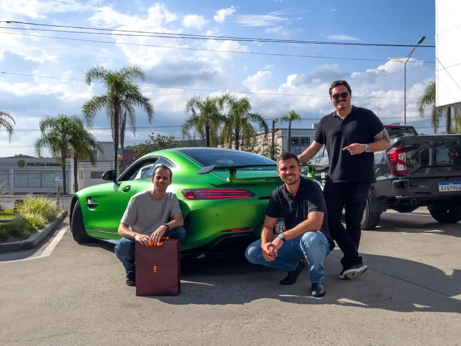 Sócios da CND Motors na entrega de um Mercedes-AMG GT verde